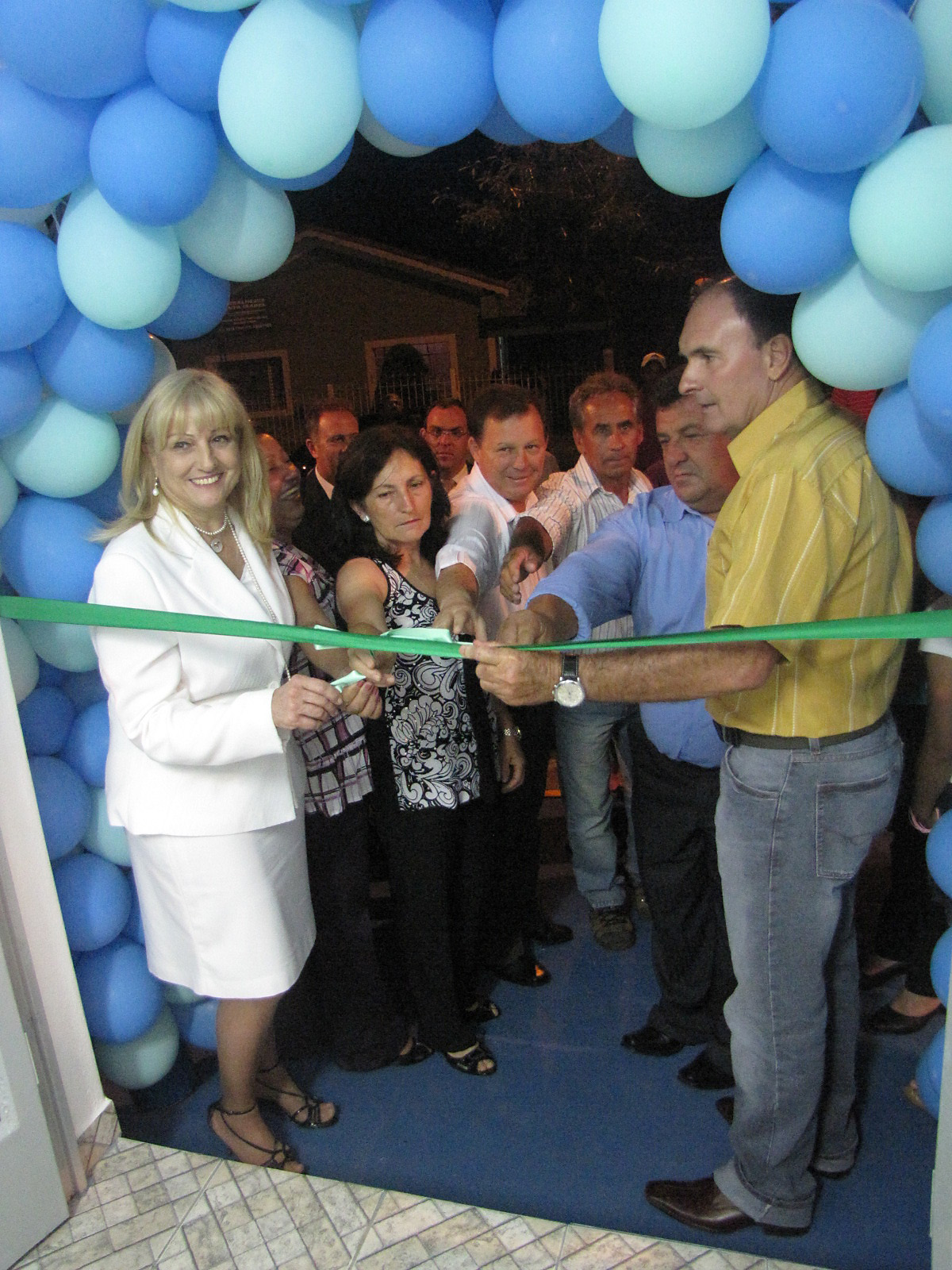 Autoridades cortam a fita e inauguram oficialmente a creche Balo Azul<a style='float:right;color:#ccc' href='https://www3.al.sp.gov.br/repositorio/noticia/11-2009/amarycreche 1.jpg' target=_blank><i class='bi bi-zoom-in'></i> Clique para ver a imagem </a>